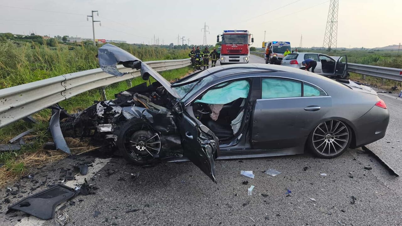 Scontro tra due auto, un morto e due feriti sulla Trignina - TV6